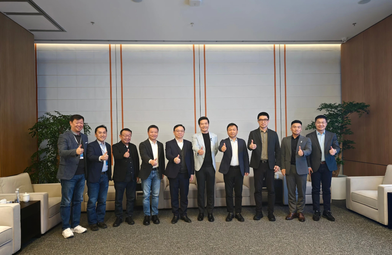 小米雷军总的号召力真强，新一代SU7上市，还能让不少友商老大出面参加。北汽董事长