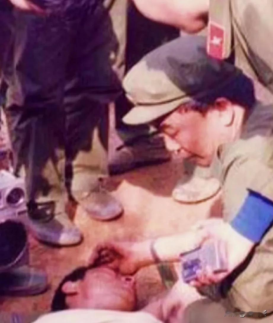令人心痛的一幕！
南疆前线，一名战士身受重伤，无法医治！
弥留之际，战友们拿出录