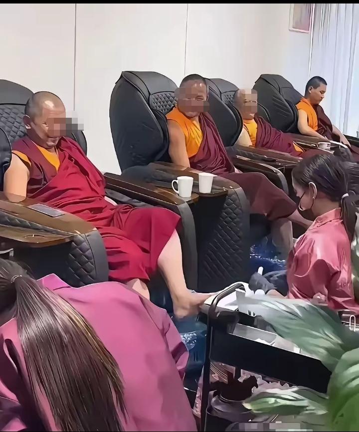 现在的和尚都这么安逸，这么懂得养生吗？几个肥头大耳的和尚在足浴店里面洗脚按摩，一