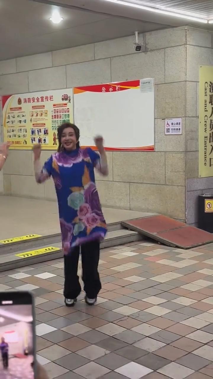 说实话，如果不看年龄，很多人真猜不到刘晓庆已经70多岁了。

5月30号，看到她