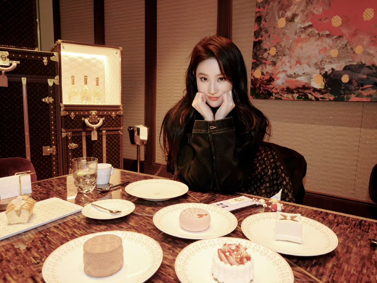 听刘亦菲说话是一种治愈被刘亦菲的清醒狠狠戳中，她的每句话都藏着温柔的力量。不迎合