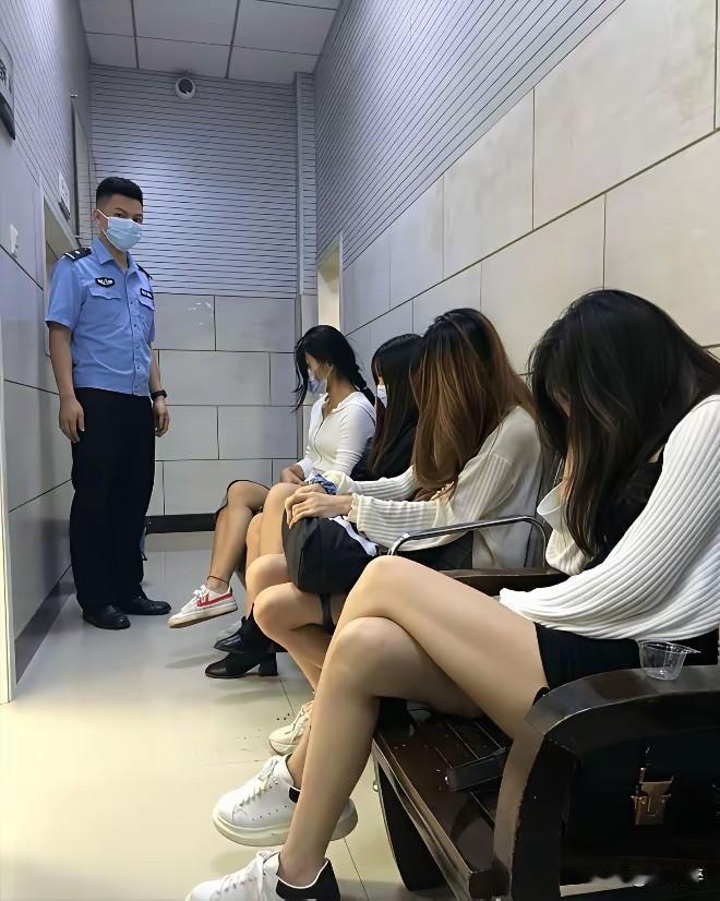 猜一猜，这些年轻女性都是干什么的？