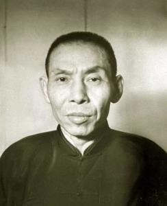 杜月笙为了检查儿子是否聪明，在桌上放了银元金条和钞票。儿子却只选了个桌布这让杜月