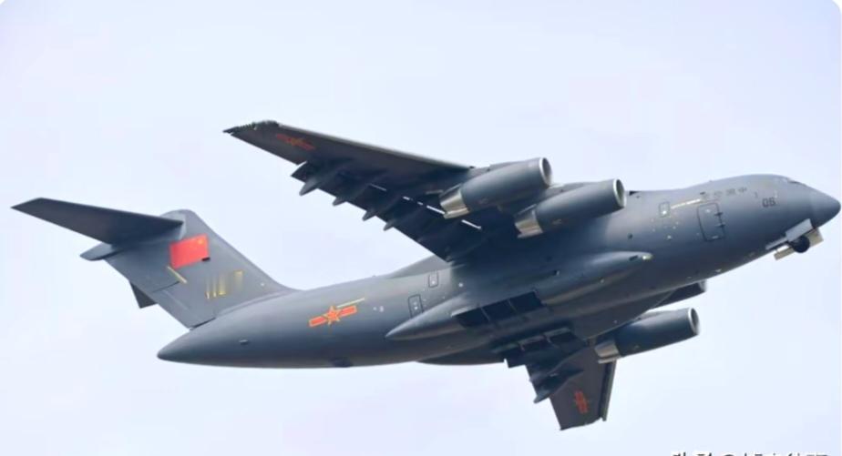 大型运输机首飞成功意义可太大了。从军事角度看，它能快速实现兵力投送和战略物资运输