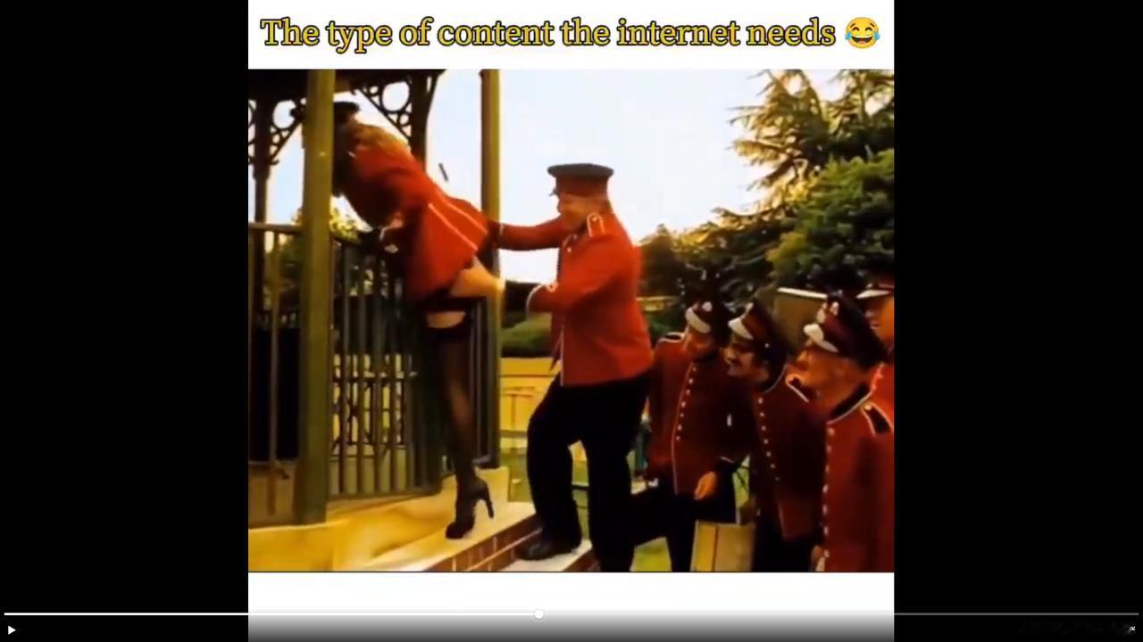 热心男子帮助女子跨栏一一助女子跨栏完毕后，热心男子轻松地打开了栅栏门[翻白眼]