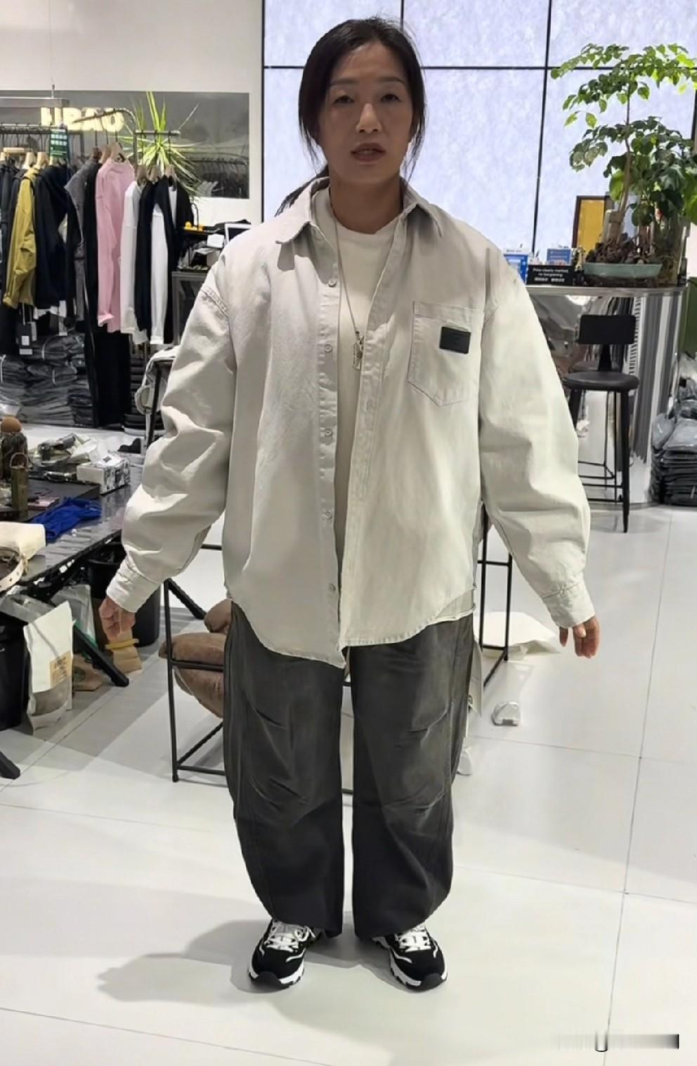 谢浩男大妹发布最新短视频作品：入秋了，给哥哥们“脱单”添点装备。哇，那这次的试穿