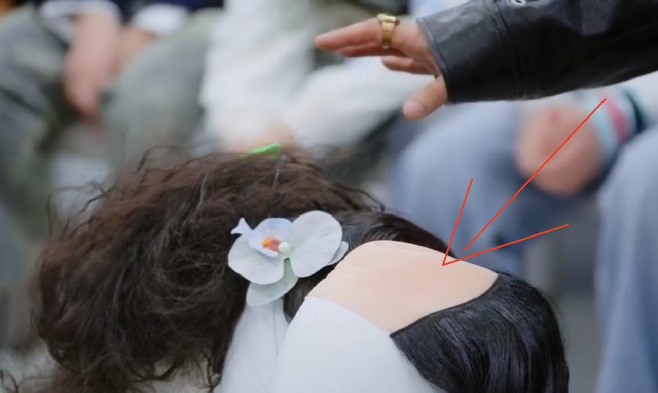 黄晓明这个举动
太豁得出去了，
但是他这个迷惑操作
让人真看不懂。


面对节目