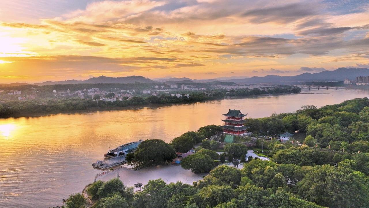 【豺狼决不可以牧羊，暴君决不可以为王】
        “豺狼决不可以牧羊，暴君