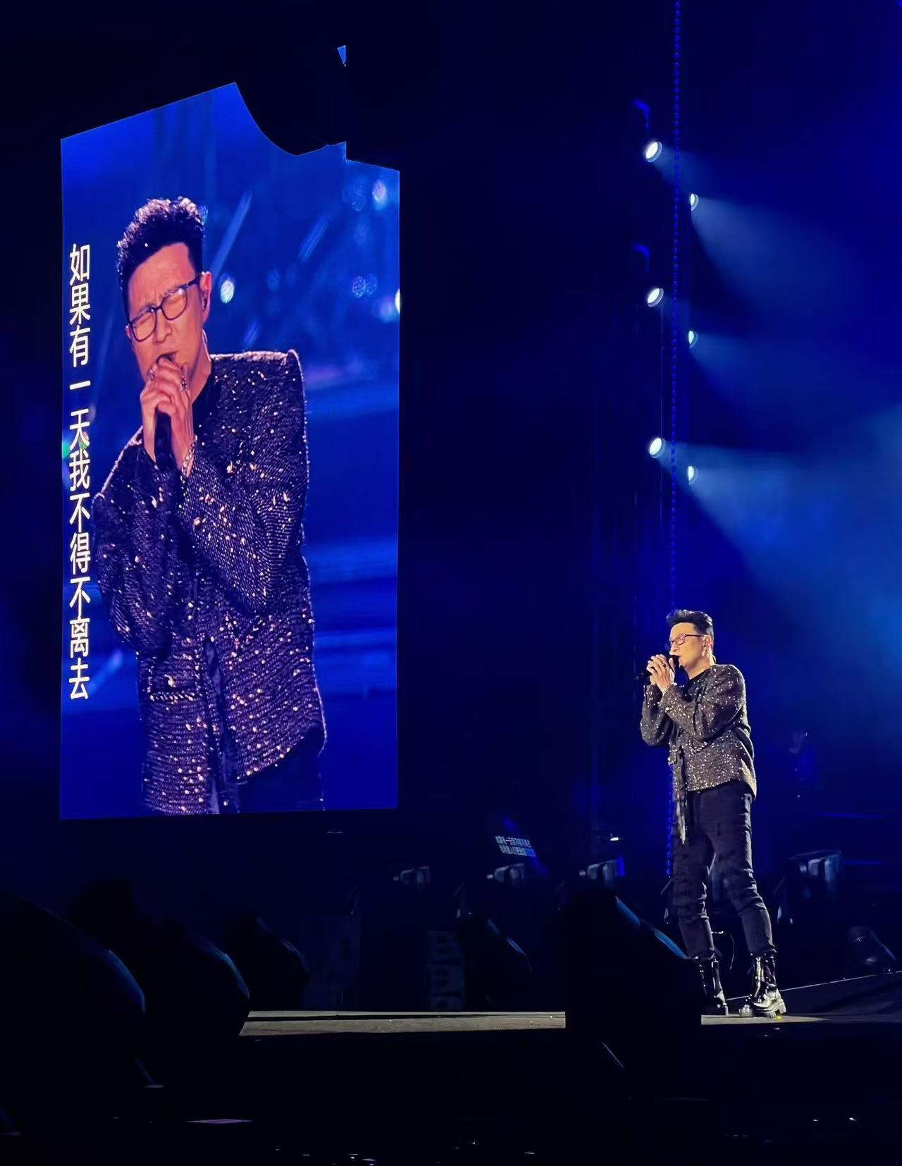 下班时：好累，爱不动了。开场后：我蹦！我跳！我还能爱！！汪峰长沙演唱会汪峰镜头记