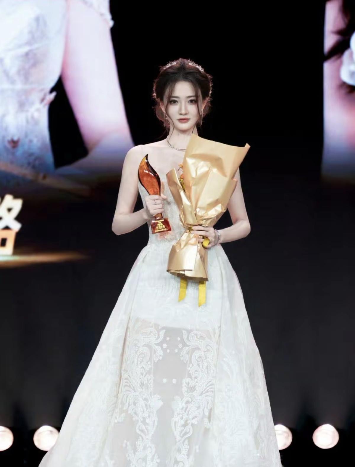 简约的白色，被她穿出了不简单的高级感，每一步都自带高光[加一][玫瑰]裙摆轻扬，