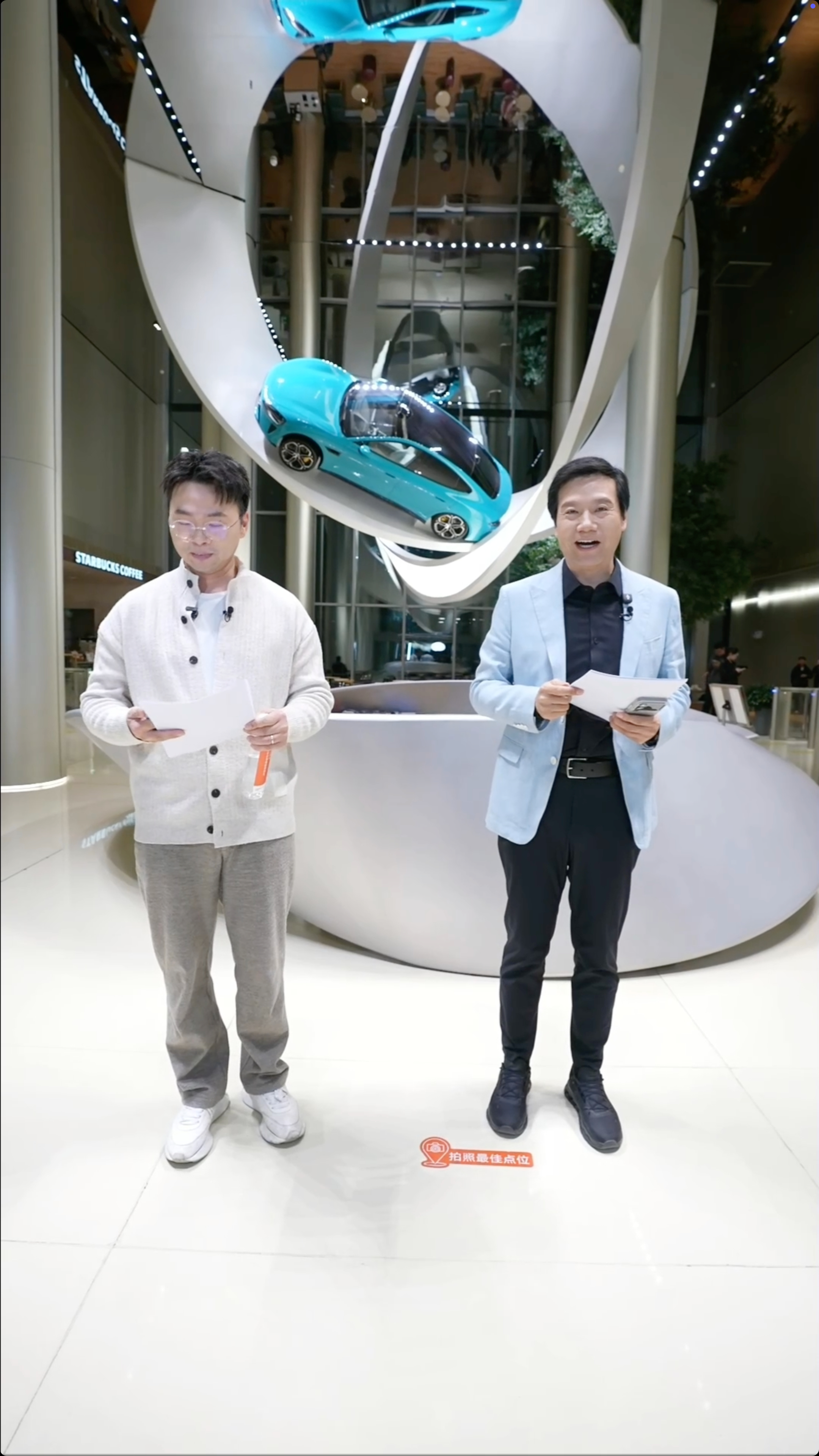 来了嗷，雷总登场今天的直播里，雷总会带大家看一看小米汽车工厂的展厅、以及小米汽车