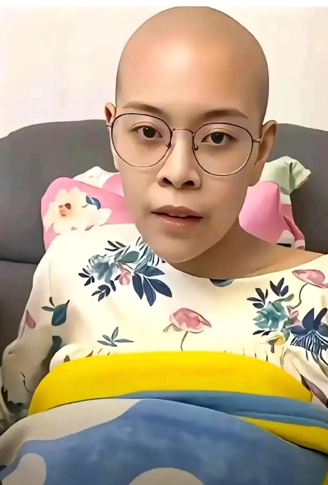 钢琴老师丁丁由于大肚子病，每天都要吃药导致头发脱落的很快，她无奈舍得将一头秀发理