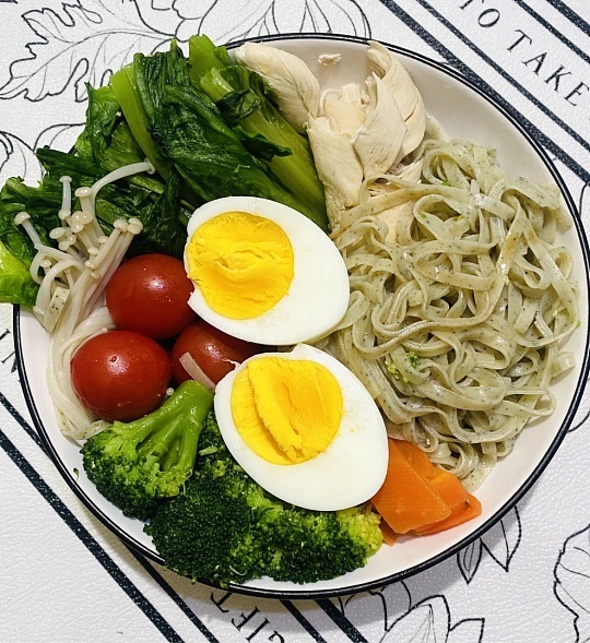 不用节食就能瘦回去的方法不用节食也能瘦回去，只要调整吃饭顺序，先喝汤水、吃菜和肉