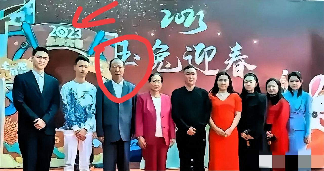 这是2023年春节的明家最后的全家福！
那时的他们笑得多得意，靠着武装护诈把电诈