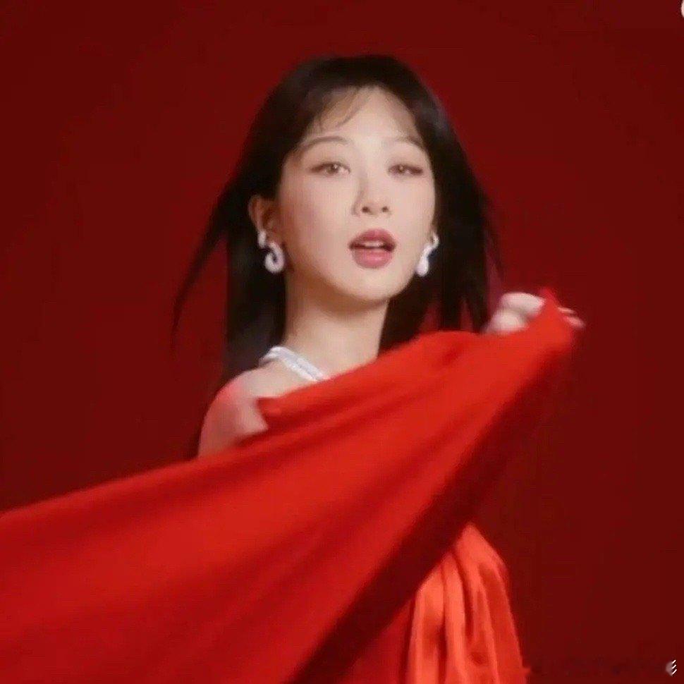 杨紫为什么现在格外喜欢怼脸拍[思考] 