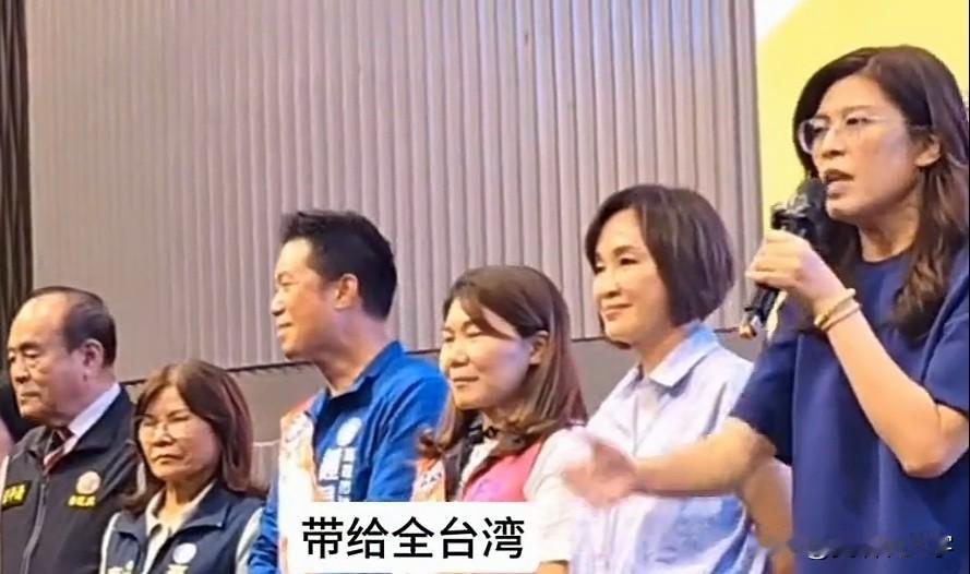 今天中午，郑丽文跟柯志恩等人在高雄市参加一场造势活动，受到当地民众的热烈欢迎。此