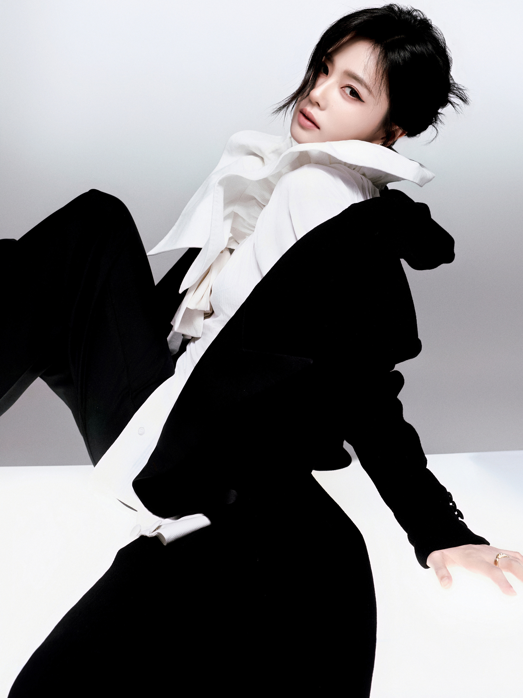 白鹿今天出席VOGUE盛典的首套造型 ，身穿 Viktor & Rolf 202