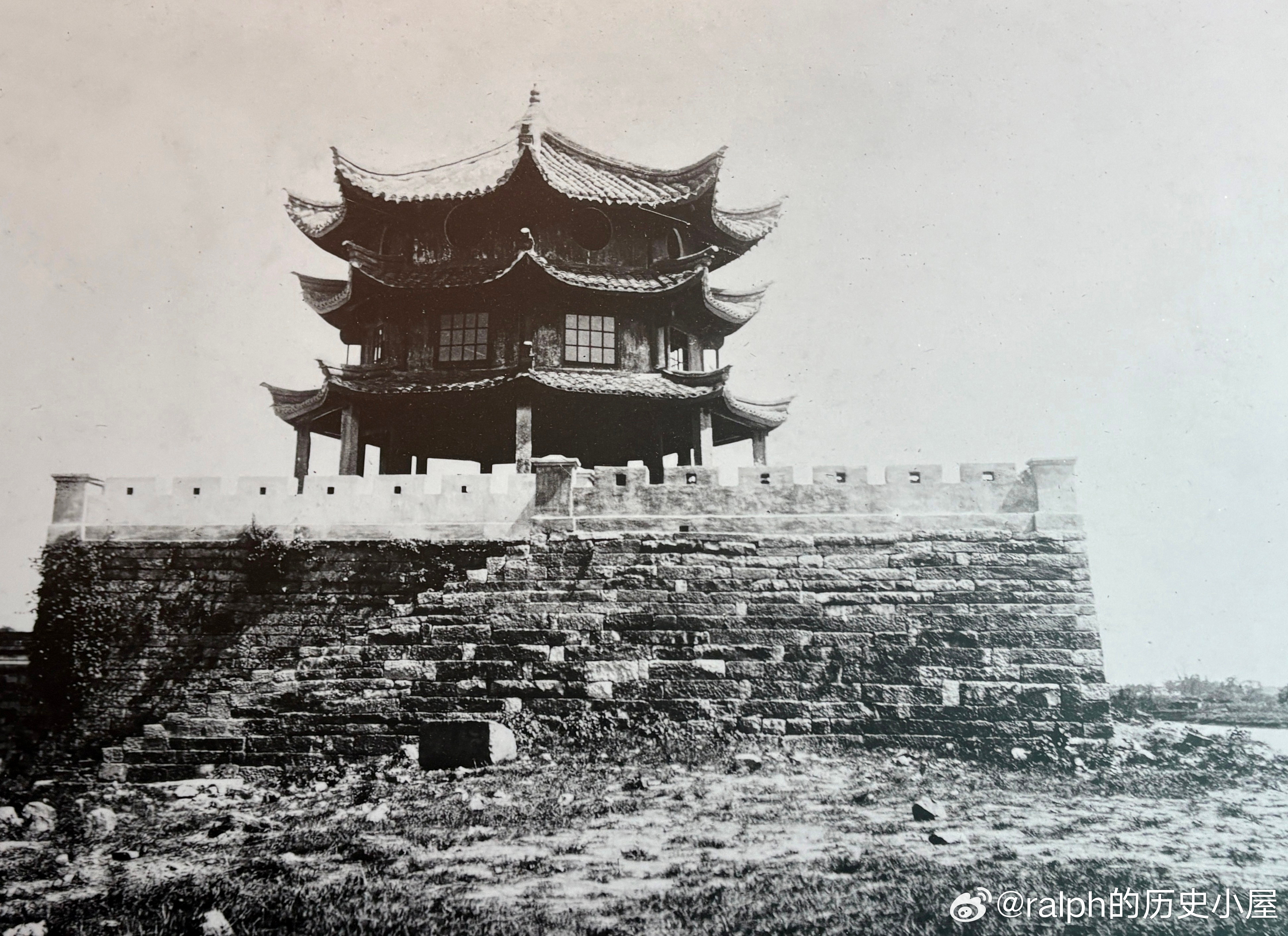 1934年宁波城西南角城墙上的庆云楼（今柳汀街与长春路交叉口南侧60米，俗称八角