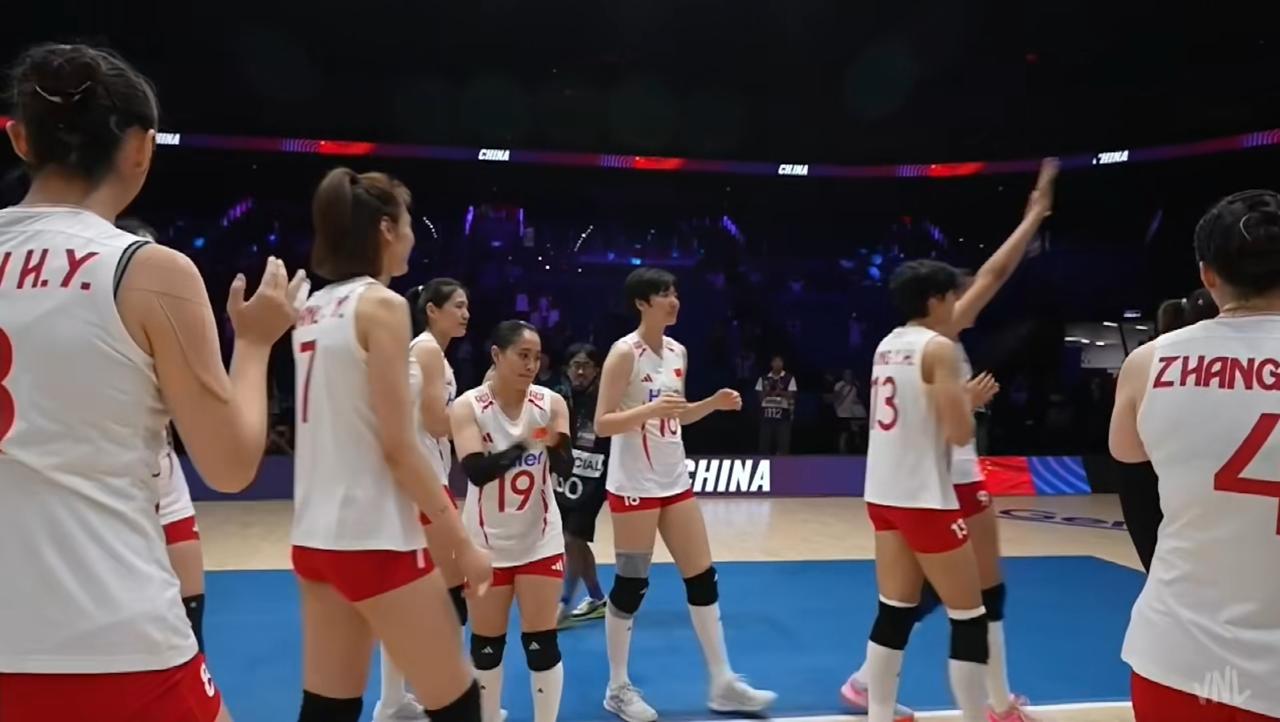 中国女排3-2泰国女排，
迎来世联赛的第一场胜利！
0-3脆败捷克女排，
苦战五