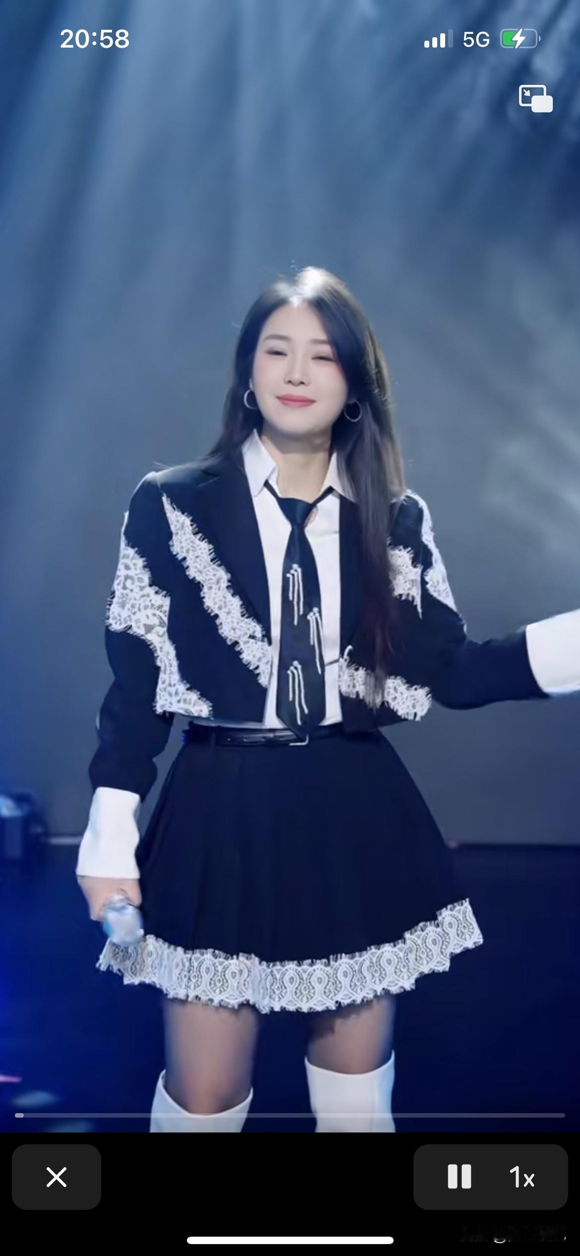 云朵老师越来越漂亮，黑丝袜一穿性感十足，加上她的声线独特性，高音兼具穿透力与烟火