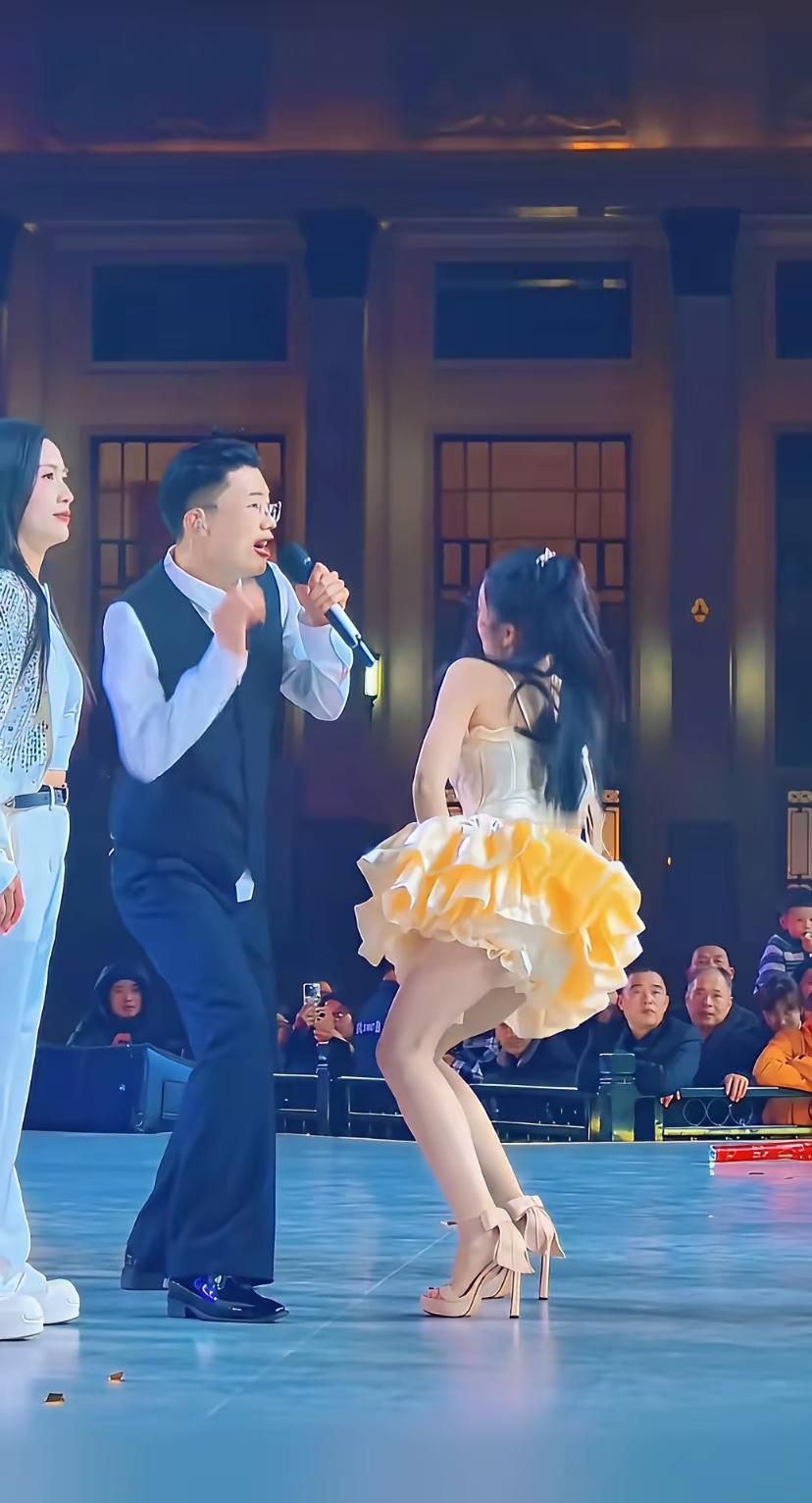 郭有才唱功水准，
说实在的，
不咋滴，
就是不知道，
为啥就这么🔥。
一场直播