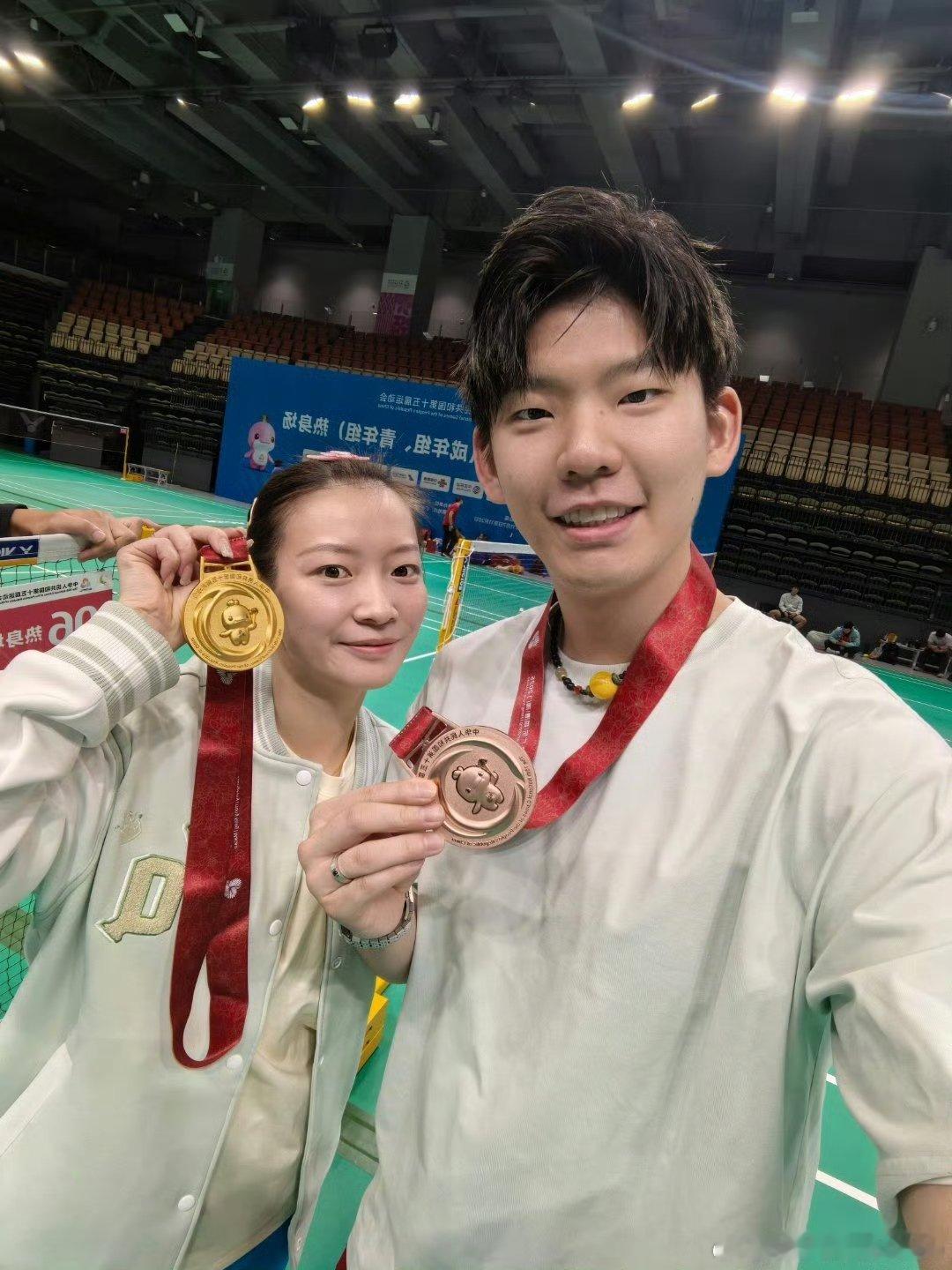 【】 哈哈哈哈哈哈8G冲浪！ 晒照总结全运会，就说捧着粉色大湾鸡怎么笑的这么开心