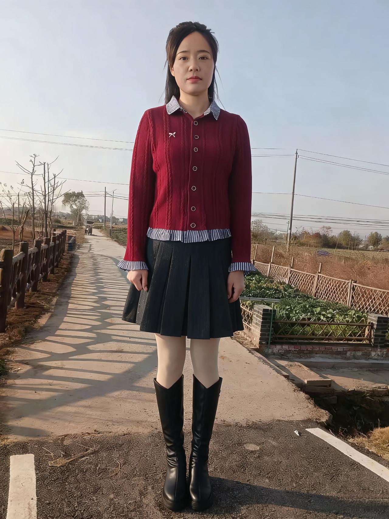 红衣凝晓露，素袜踏秋光。
极目云天外，风送野花香。