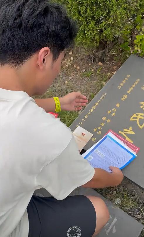 泪目了！江西上饶，一小伙收到大学录取通知书后，没办升学宴，也没向别人分享，而是立