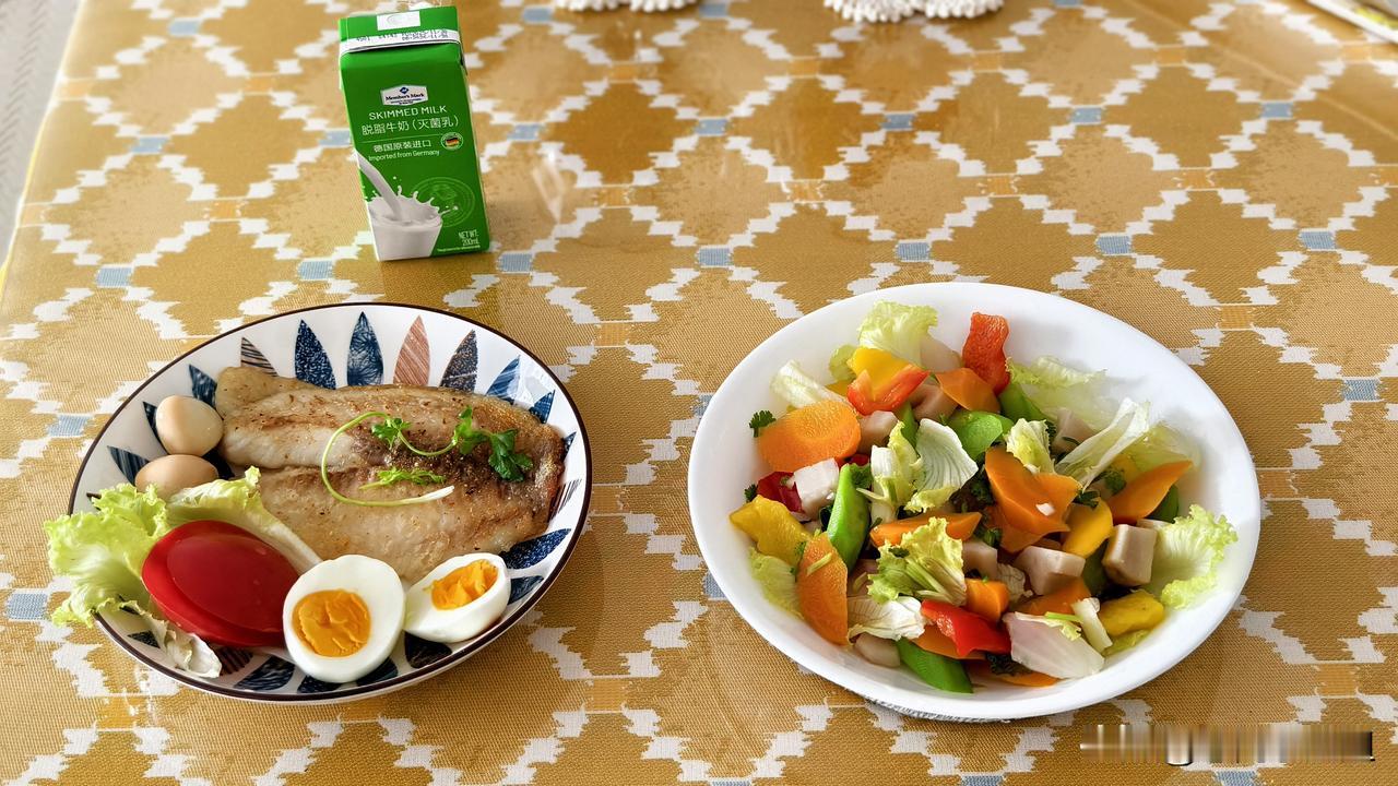 聊天早餐煎的鲷鱼。
吃这么一大块鲷鱼，还有煮鸡蛋和拌菜，根本就不用吃主食了。
今