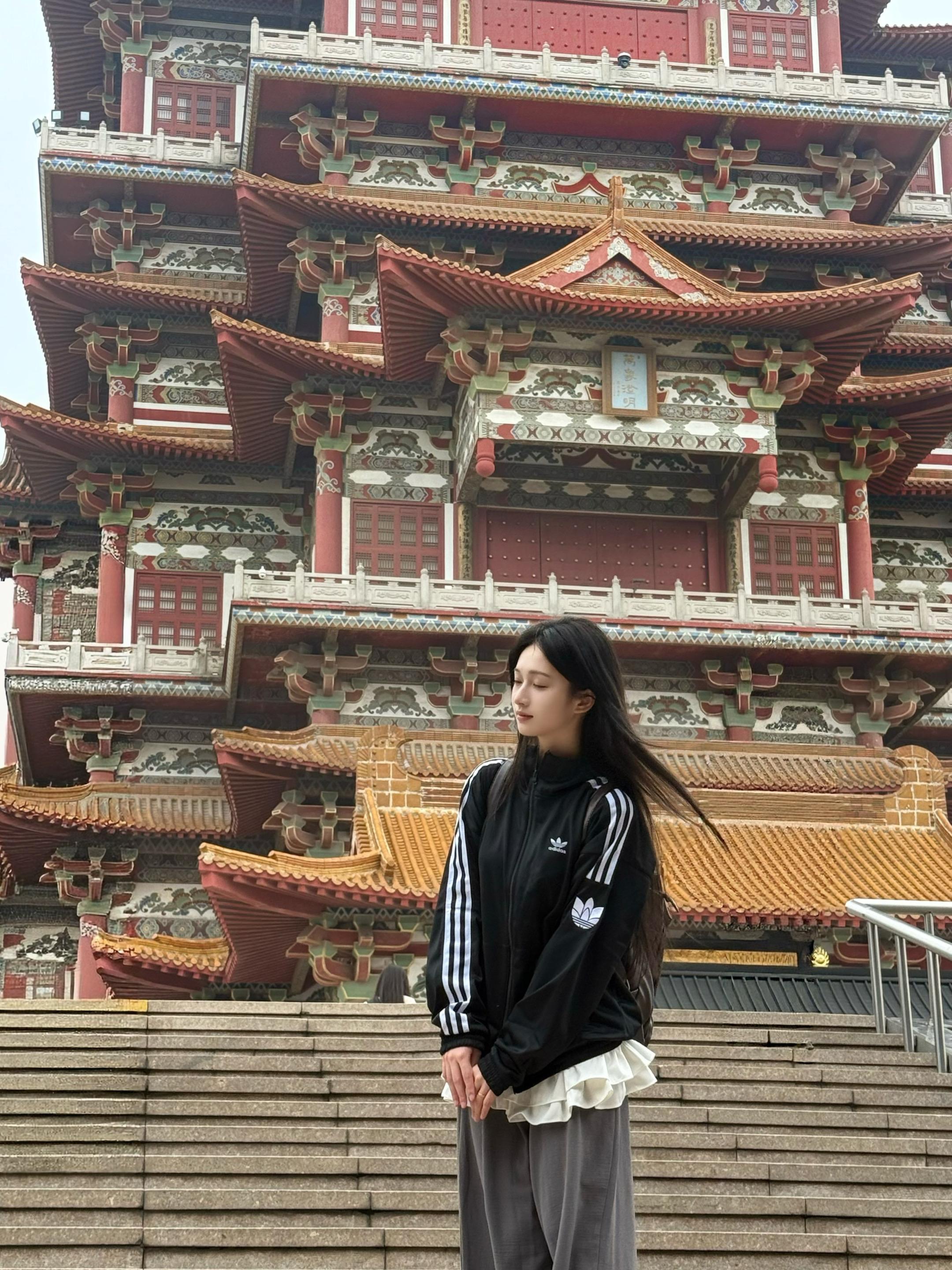 咽下的所有泪水 汇成了苦海无边