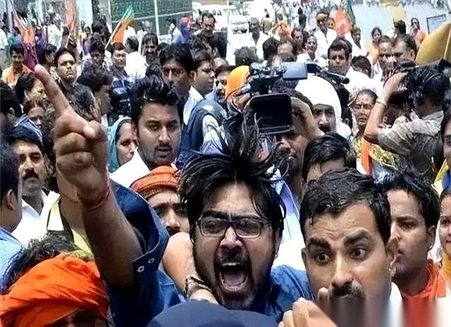 印度这手牌，打得是真硬。
前脚刚跟美国、日本搞“四方安全对话”，后脚就直接吃下西