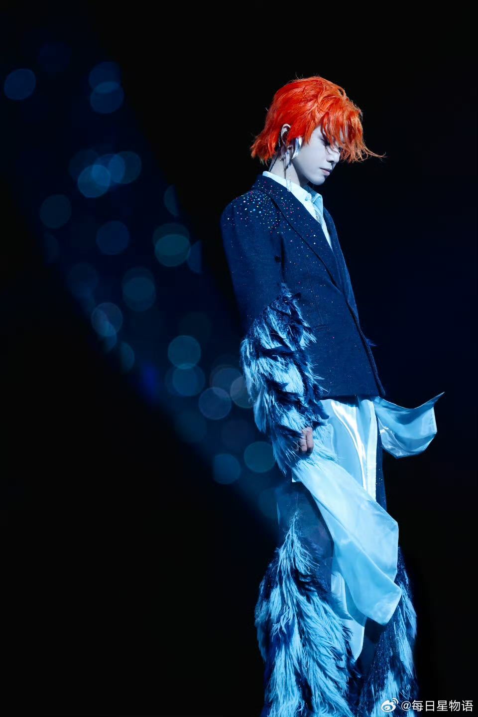 华晨宇直播 开唱前提前上线，和大家随意聊聊巡演里的那些瞬间。也提到后天会第一次在