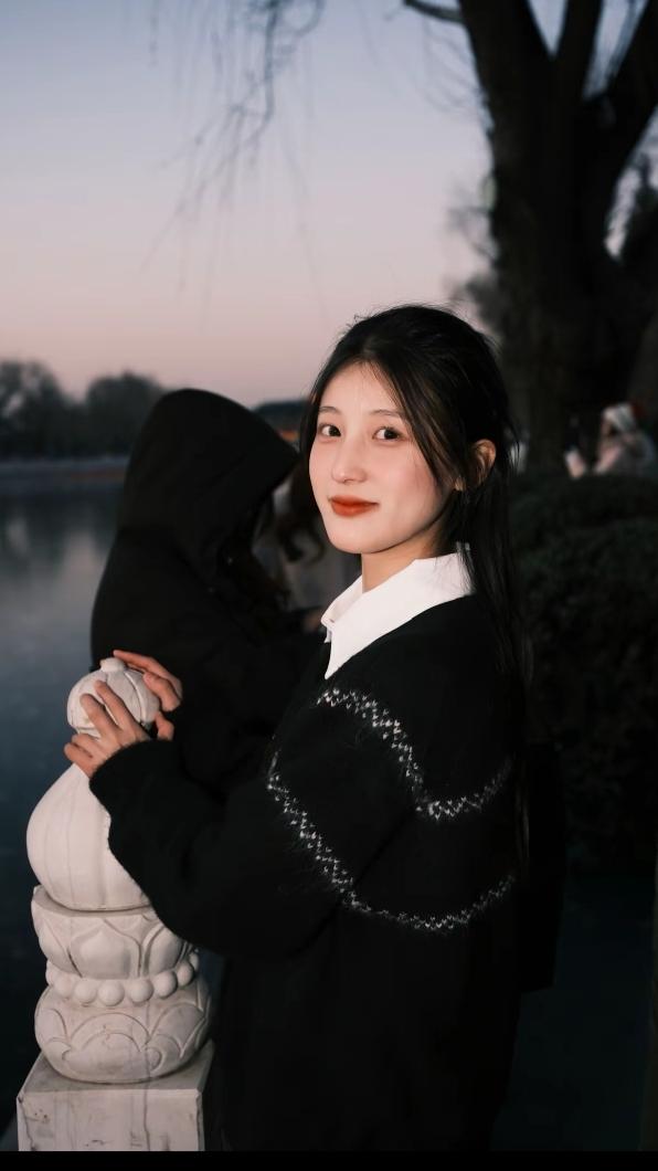 上联：浅酌慢品观流云
下联：幽雅闲情听清风