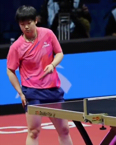 出现失误后，莎莎把自己给“训”了一顿！

11月19日，全运会乒乓迎来女团决赛，