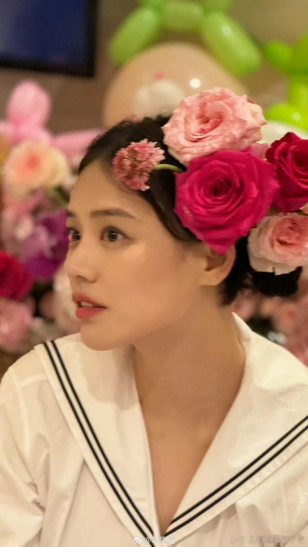 马思纯云南体验簪花看到马思纯的笑容，一整天的疲惫都被扫空了！云南簪花造型让她整个