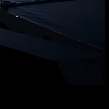 晚窗观海，暮色沉温柔暮色漫过楼宇轮廓时，我倚在阳台的金属栏杆边，眼前一方落地窗框