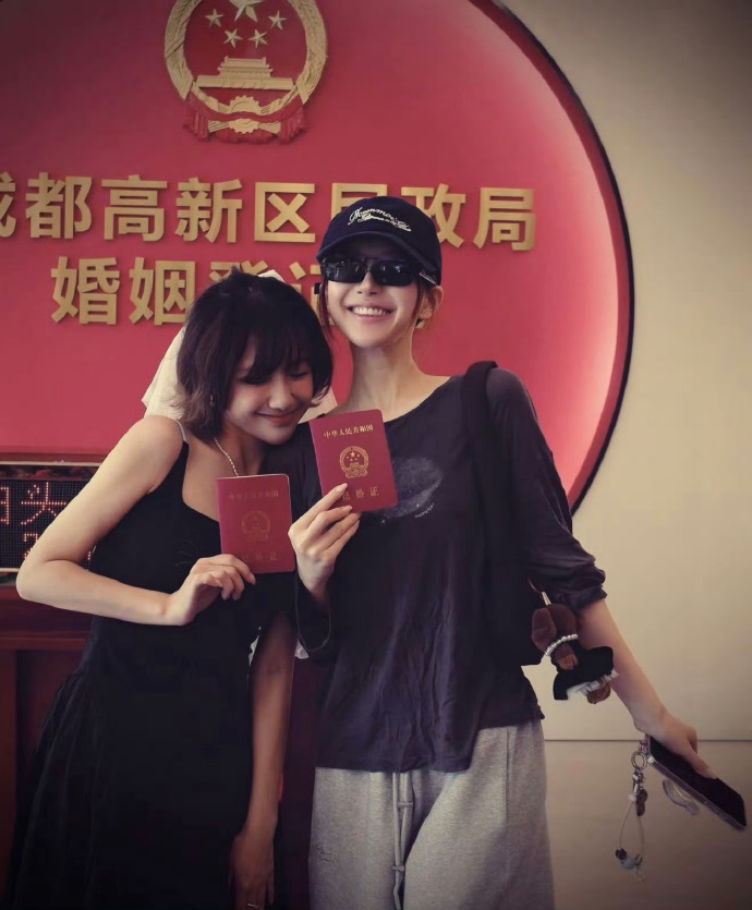 刷到这张图吓我一跳，不知道的还以为赵露思和魏笑结婚了 魏笑结婚