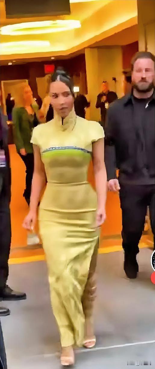 图片上的美女，大家可能不认识，
但是图片上的中国传统服饰——旗袍，
我相信大家都