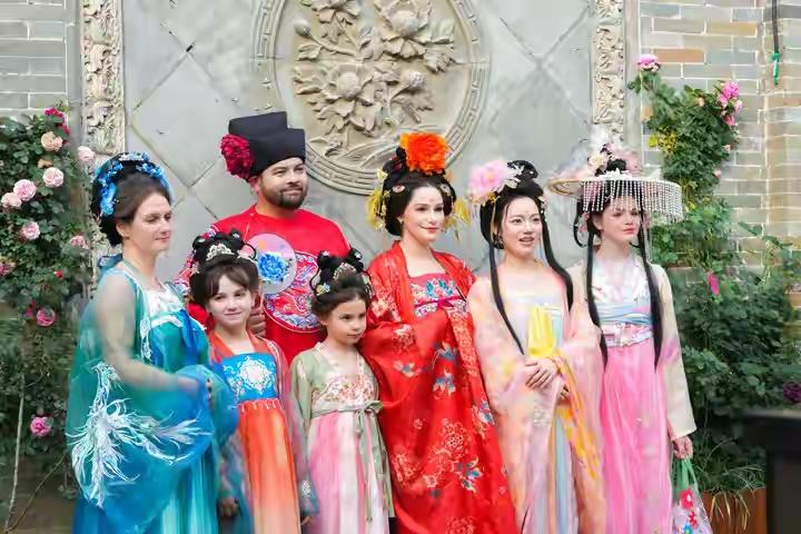 宣传汉服，为什么要配上老外的图片呢？本来看到这张汉服，感觉挺美的，一看到把老外强