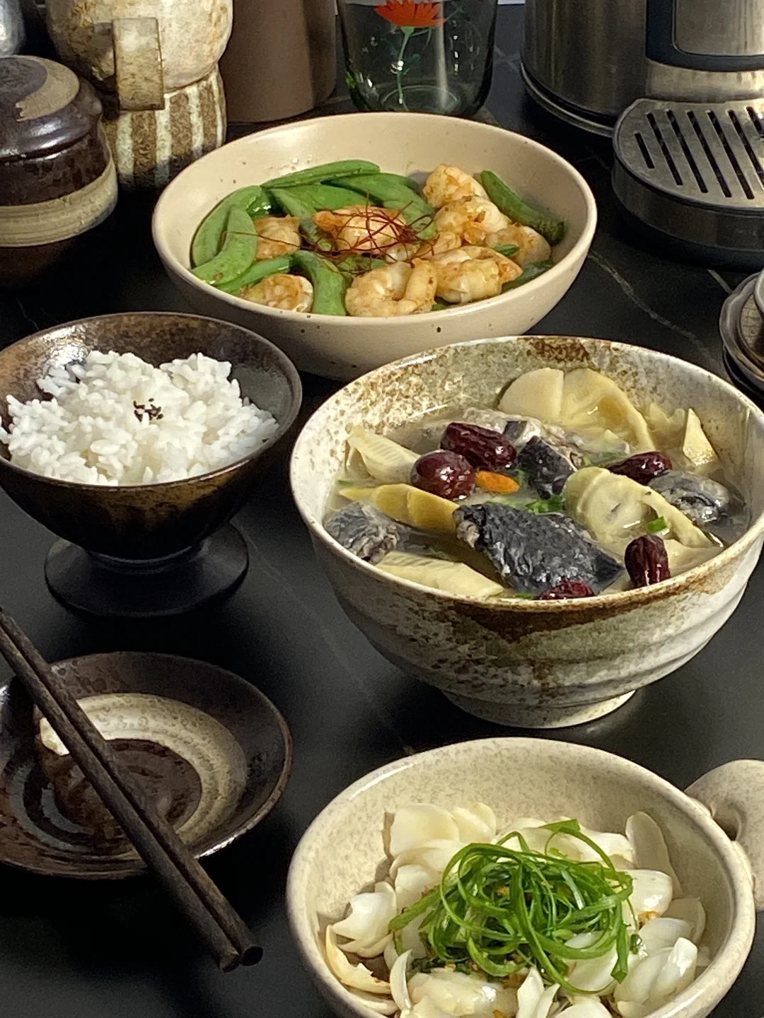 今日菜谱📜鲜笋乌鸡汤 葱油百合 虾仁甜豆🥢