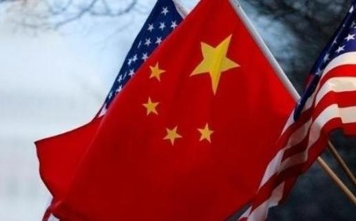 中国突然摊牌不救美国！不是没能力是看透了：美国船漏还拿水枪冲人，帮它堵洞转头就甩