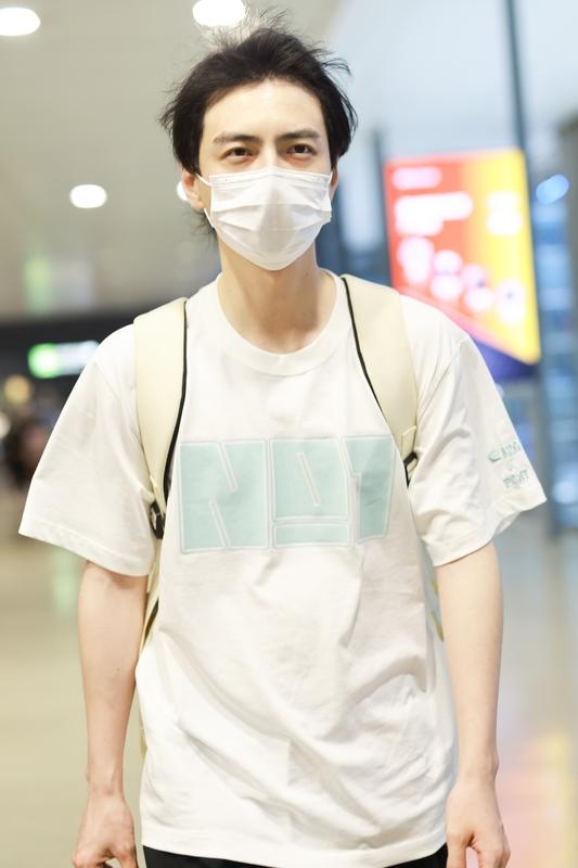 11月3日，有娱乐博主爆料某男艺人要6位数通告费被平台封杀，网友猜测是蒲熠星和芒