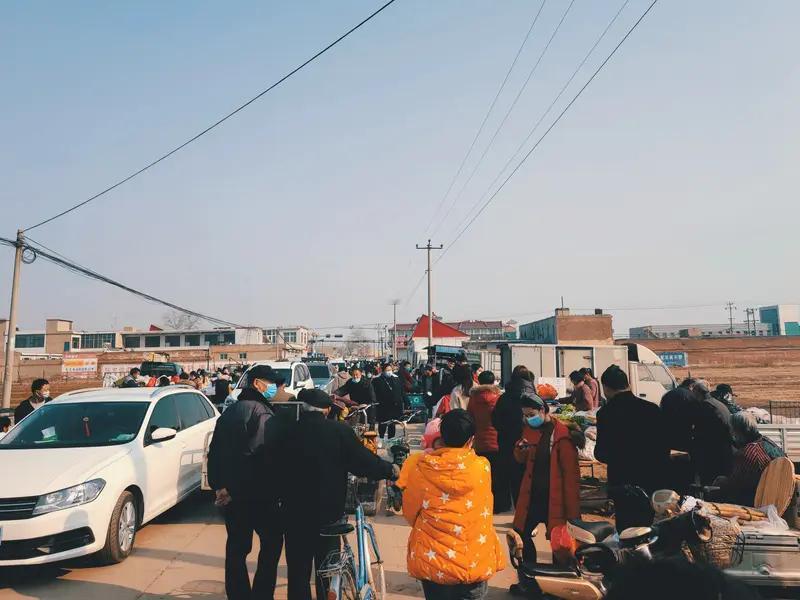 【大衣哥坦言：不直播带货是因为生活太好了，想演出就演出，没演出就在家赶赶集 】