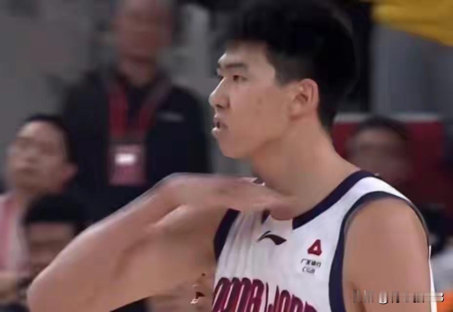 晒图笔记大赛徐昕居然被处罚了，广州龙狮客场赢下山西汾酒，就因为徐昕做了一个胜利动