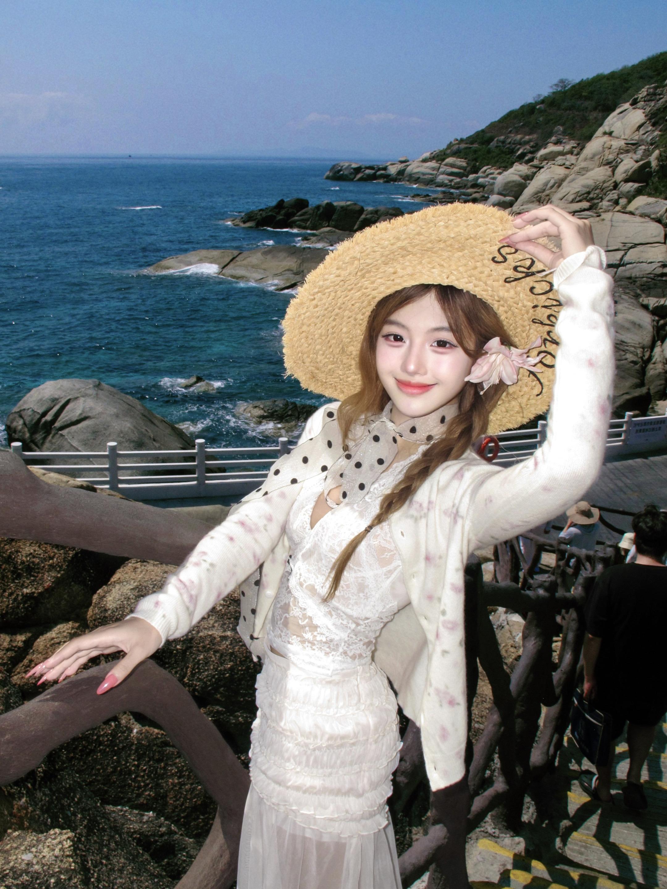 你温柔的长发 在风中划过嘴角