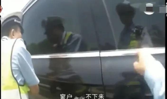 江西峡江，30度高温下，高速公路上，一名女子将自己的母亲和3岁的儿子反锁在车里，