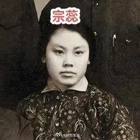 宗庆后有个妹妹叫宗蕊，小时候因为家里穷被送人了。​宗庆后发达后把妹妹找回来，他老