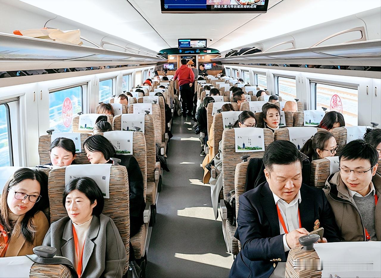 去年冬天，领着放寒假的孩子去看冰灯，为出行方便和安全选择了火车，检完票后，我们随