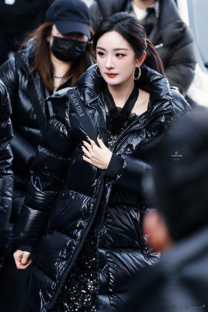 杨幂同款鹅绒服的含金量  身着黑金鹅绒服现身，保暖同时不失高级感，简约而不简单的