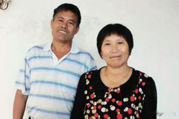 1999年，湖南一男子丧偶后，与邻村一离婚女子结婚，一家人靠男子种地为生。某天男